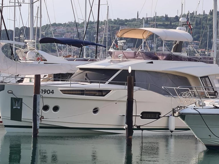Huur een Greenline Yachts Greenline 48 Fly in Portorož