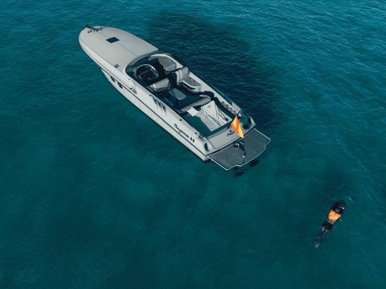 Bootverhuur Ibiza Town goedkoop Magnum Marine 44'