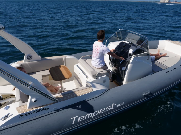 Huur een Capelli Tempest 800 in Roses