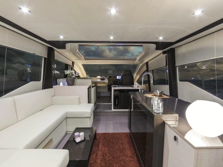 Verhuur Jacht Cranchi met vaarbewijs