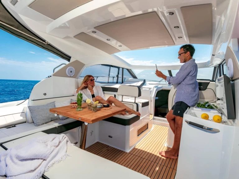 Verhuur Motorboot Jeanneau met vaarbewijs