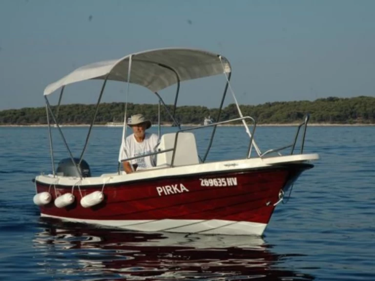 Huur een Nautica 500 in Hvar