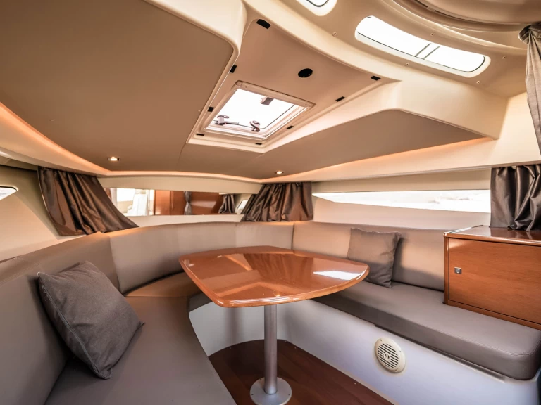 Huur Motorboot met of zonder schipper Jeanneau in Madeira Islands