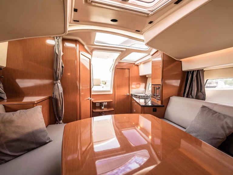 Verhuur Motorboot Jeanneau met vaarbewijs