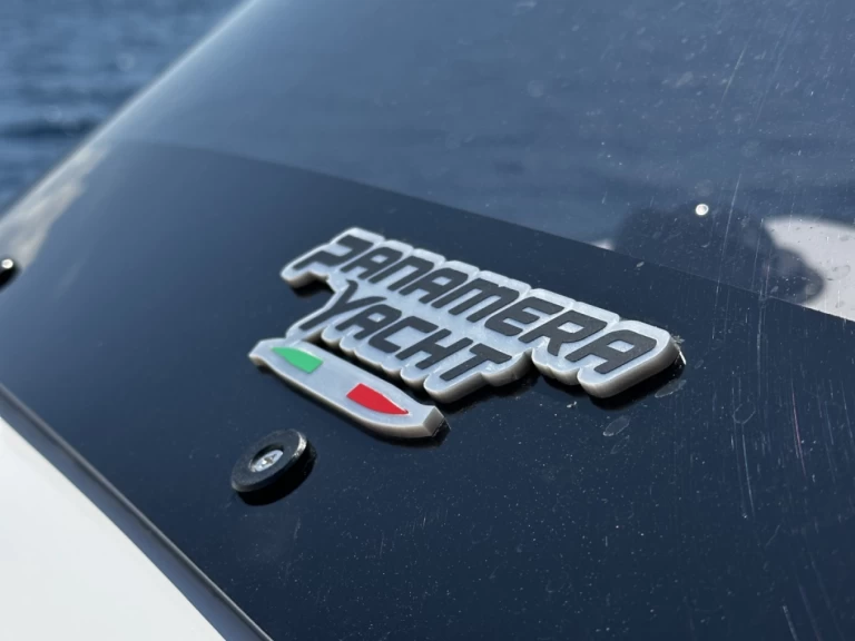 Huur een Panamera PY10 in Limáni Lavríou