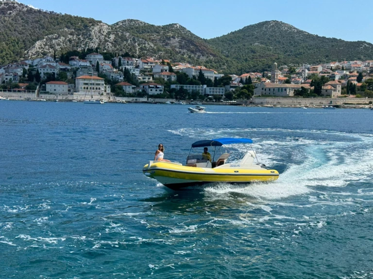 Huur een Solemar Aquamax F23 in Hvar