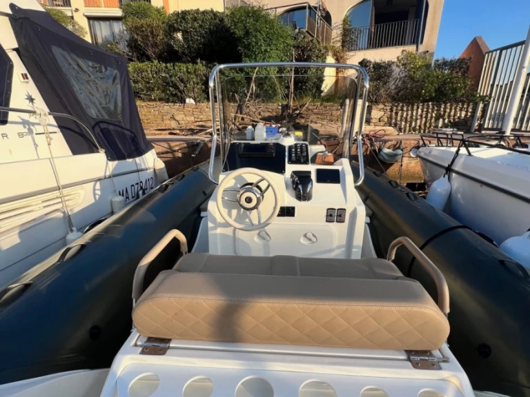 Bootverhuur Capelli Tempest 775 SUN in Port Grimaud via SamBoat