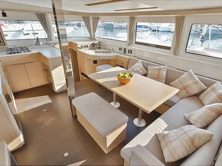 Bootverhuur Lagoon Lagoon 46 in Tivat via SamBoat