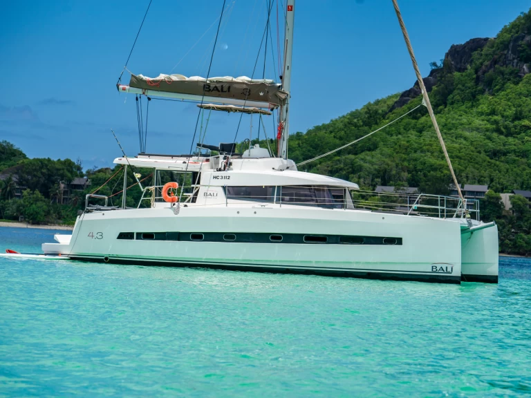 Bootverhuur Bali Bali 4.3 in Eden Island via SamBoat