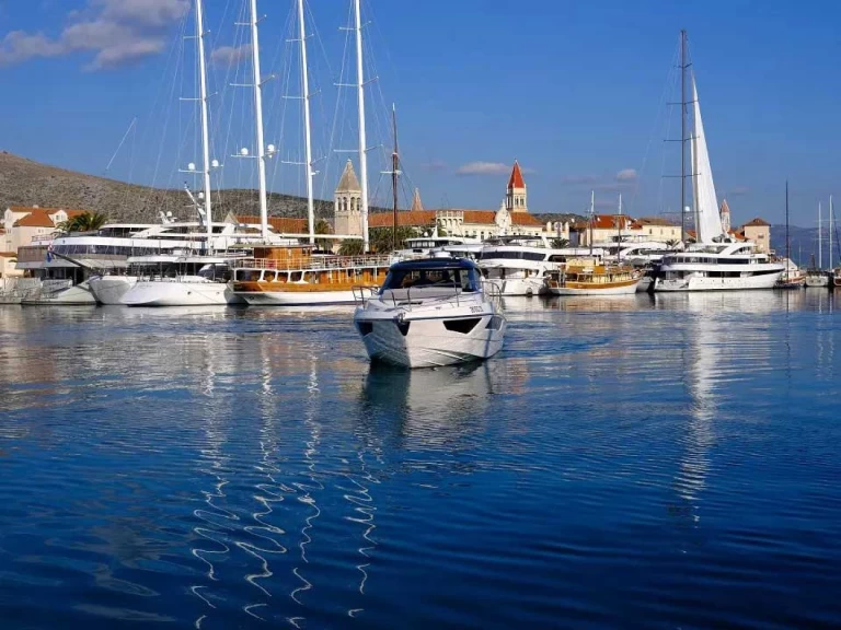 Huur een Focus Focus Power 36 in Trogir