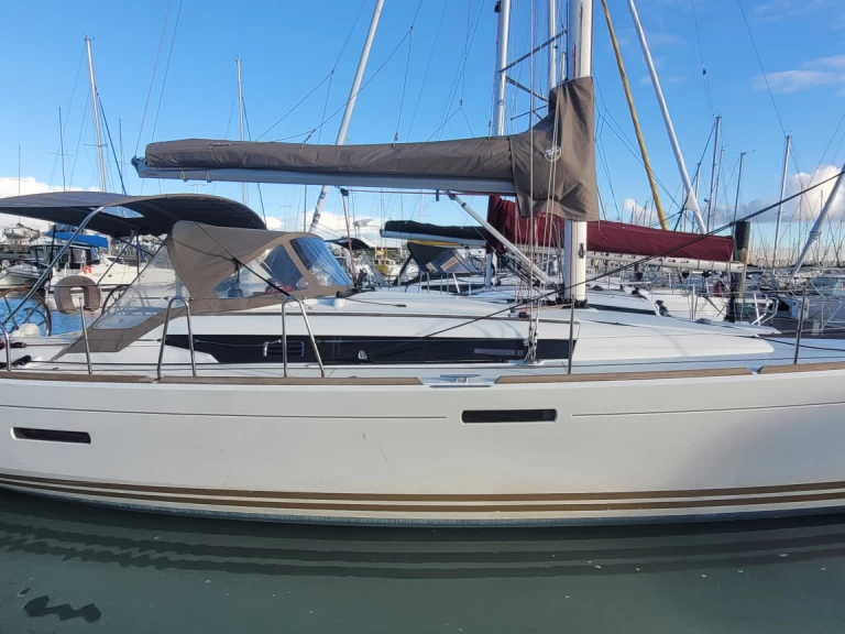 Jeanneau Sun Odyssey 379 Dl te huur van particulier of professional in La Rochelle