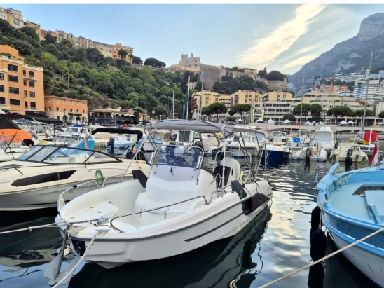 Verhuur Motorboot Bénéteau met vaarbewijs