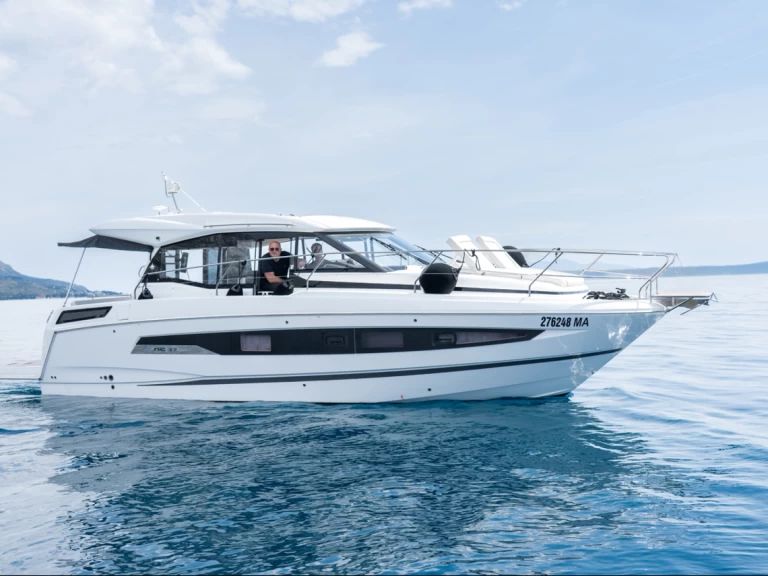 Huur Motorboot met of zonder schipper Jeanneau in Makarska