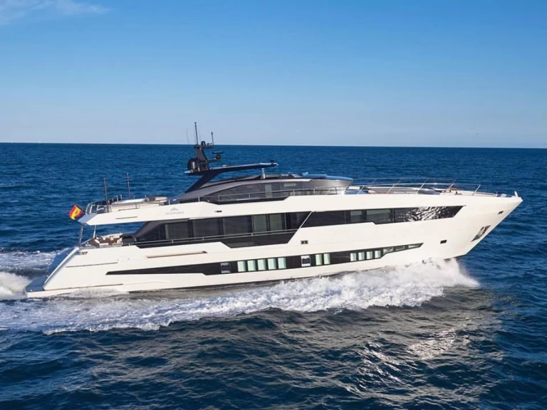 Huur een Astondoa 100 Century in Tivat