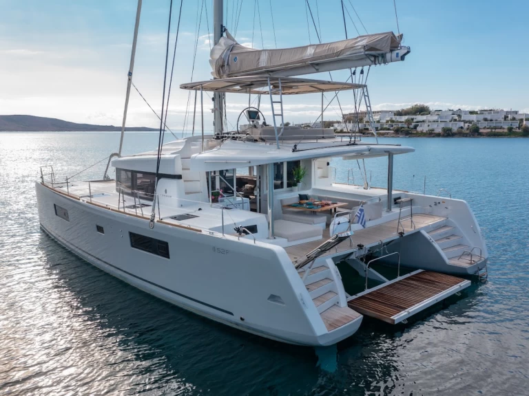 Bootverhuur Lagoon Lagoon 52 F in Lávrio via SamBoat