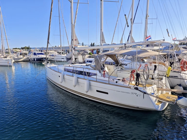 Huur een Jeanneau Sun Odyssey 379 in Sukošan