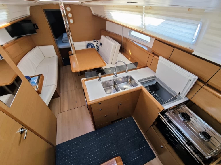 Verhuur Zeilboot in Sukošan - Jeanneau Sun Odyssey 379