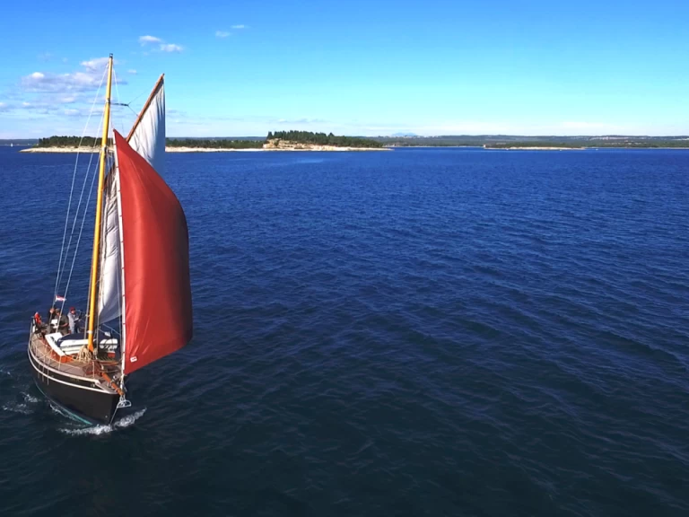 Huur een Unknown Pilot Cutter in Pula