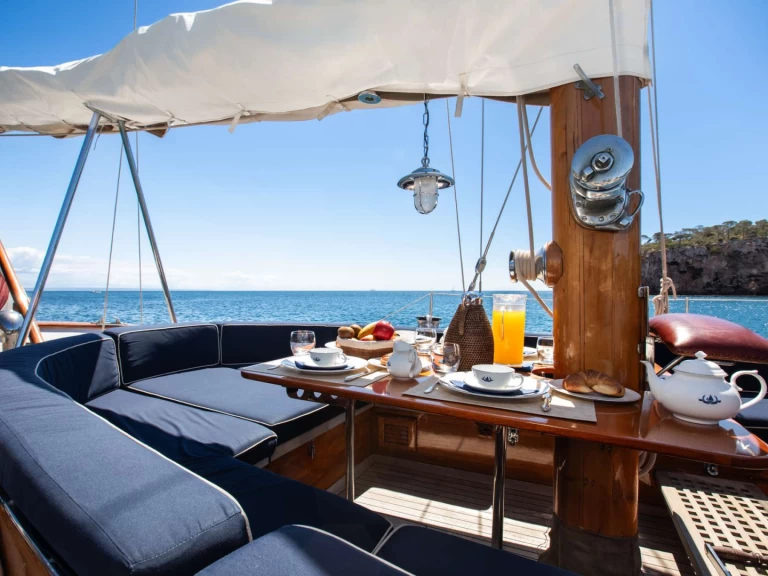 Huur een Abeking & Rasmussen GAEL I in Napels