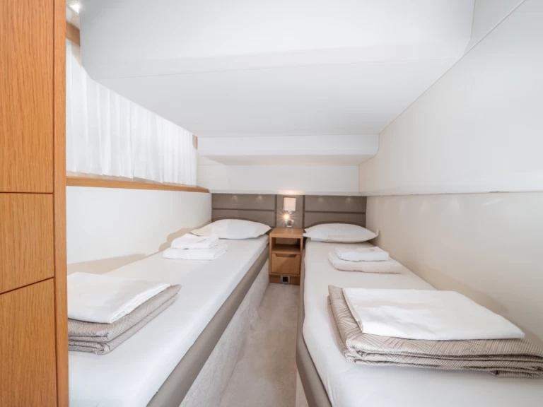 Huur Motorboot met of zonder schipper Galeon in Makarska