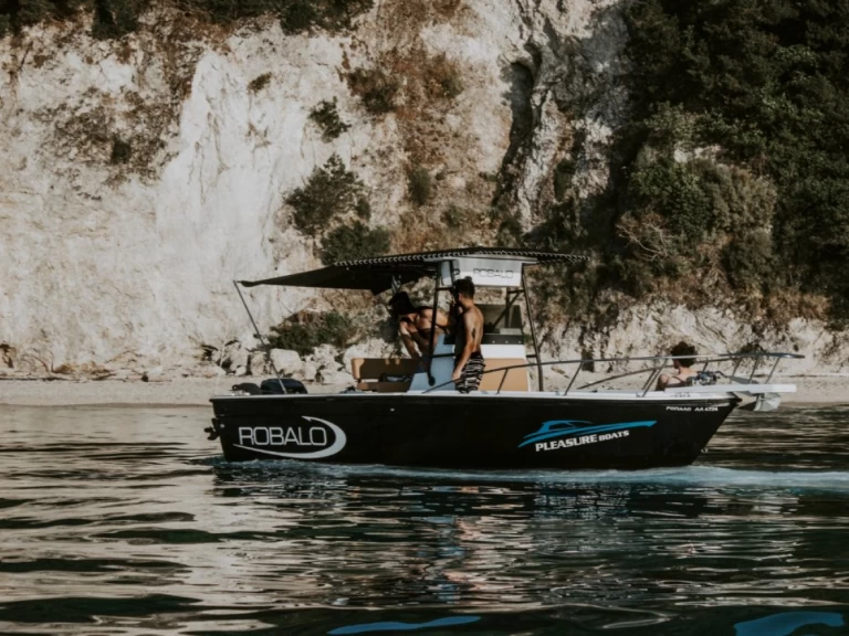 Huur Motorboot met of zonder schipper Robalo in Sývota