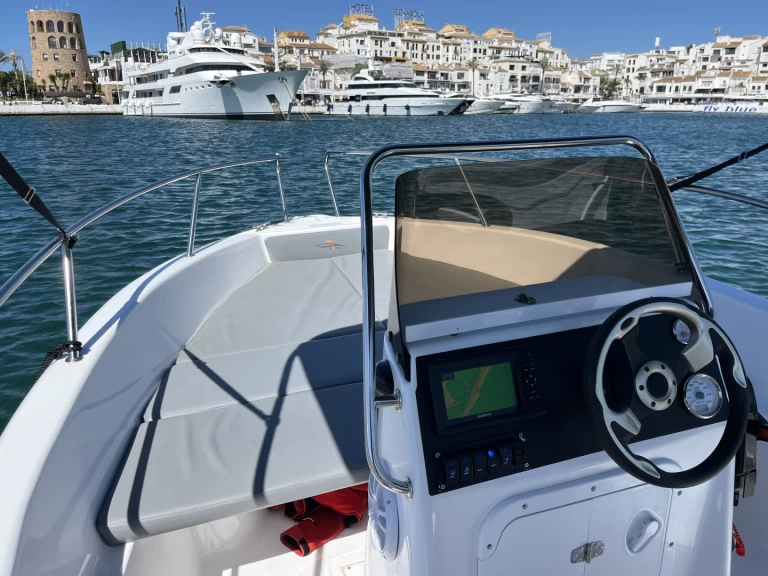Huur een voraz 500 in Puerto Deportivo de Lujo en Marbella