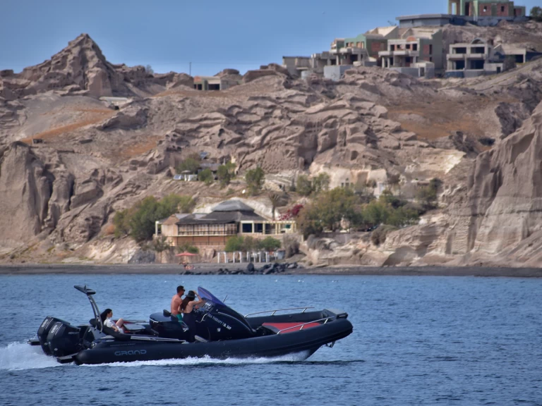 Huur een Grand Boats Golden Line G850L in Santorini Port