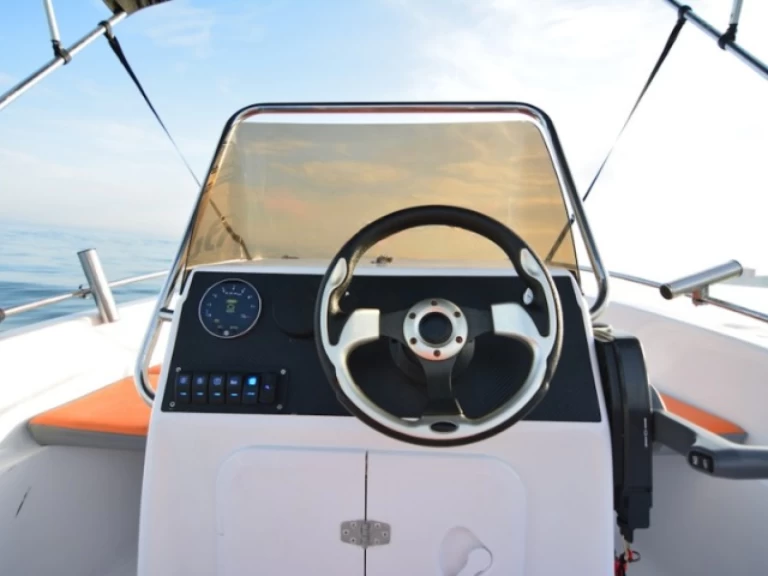 Huur een voraz 500 in Puerto Deportivo de Lujo en Marbella