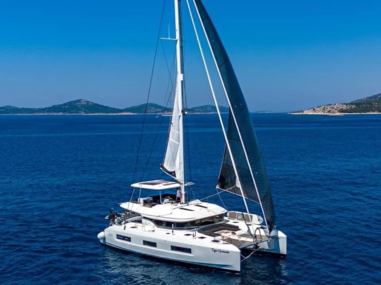 Catamaran te huur in Šibenik voor de beste prijs