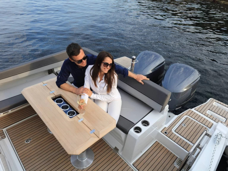 Jachthuur in Port des Marines de Cogolin - Jeanneau Cap Camarat 9.0 CC via SamBoat