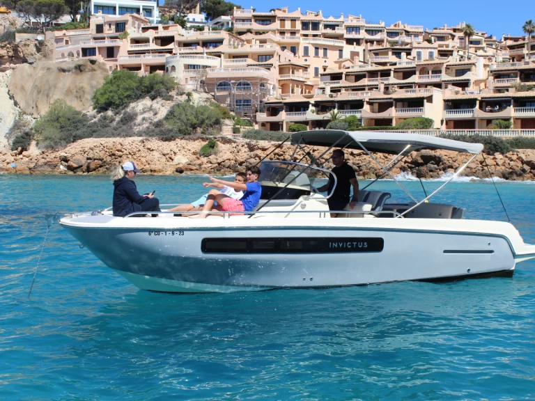 Huur een Invictus  CX250 in Port Adriano