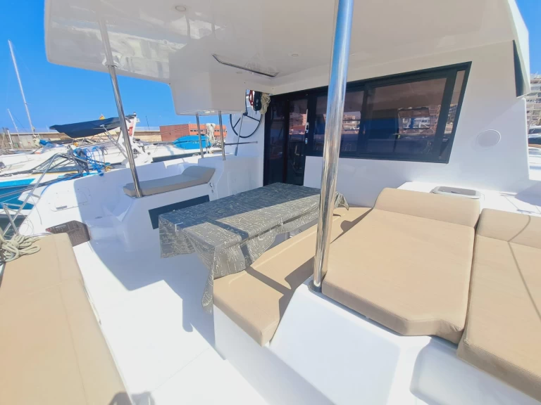 Catamaran te huur in Port de Sitges Aiguadolç voor de beste prijs