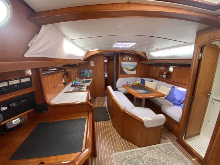 Huur een Jeanneau Sun Odyssey 42.2 in Gouviá