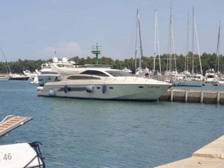 Riva Riva Dolcevita 70 Super - 3 + 1 cab. te huur van particulier of professional in Novigrad