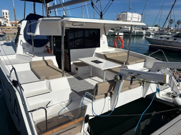 Catamaran te huur in Port de Sitges Aiguadolç voor de beste prijs