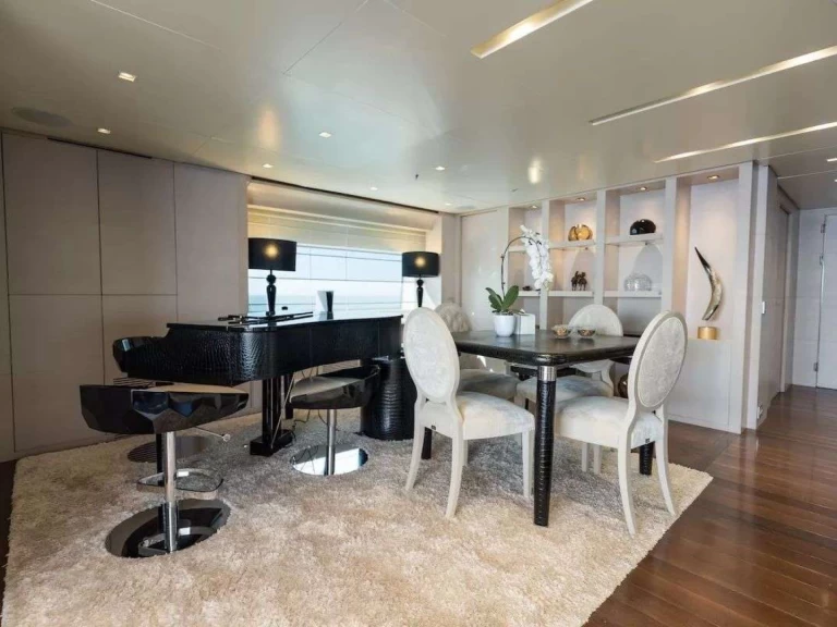 Custom BURKUT te huur van particulier of professional in Napels