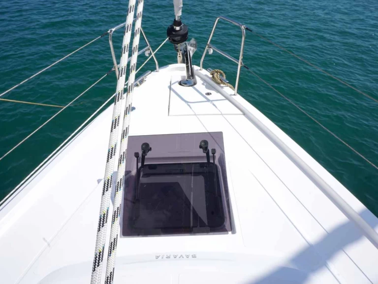 Huur een Bavaria Bavaria C38 in Gouviá