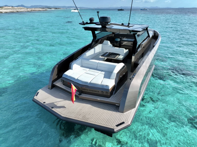 Huur een Vanquish VQ45 T Top in Ibiza Town