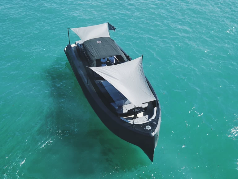 Huur een Vanquish VQ45 - BALR in Ibiza Town