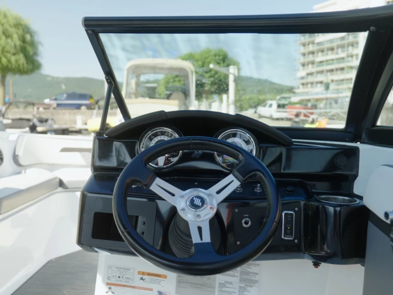 Four Winns HD 200 OB te huur van particulier of professional in Aix-les-Bains