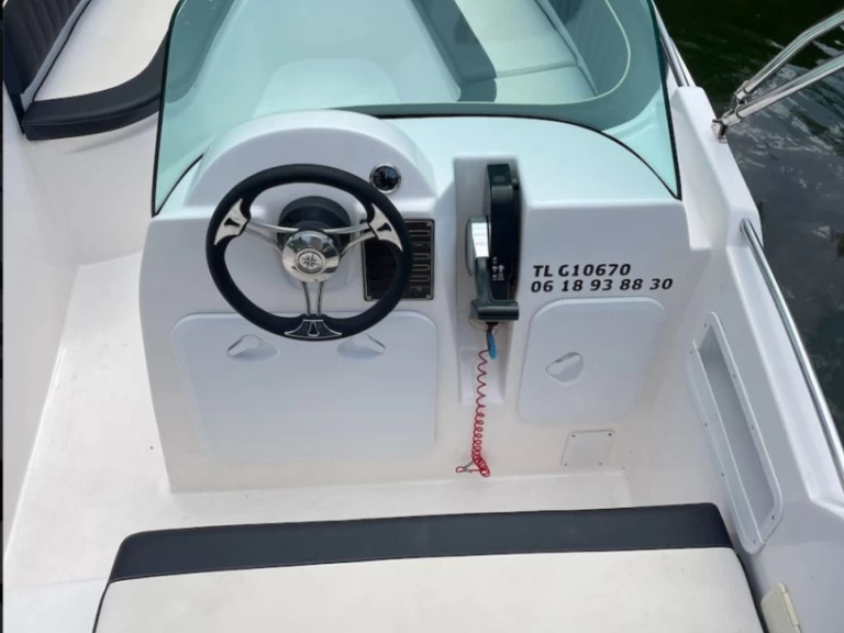 Motorboot te huur in Aix-les-Bains voor de beste prijs