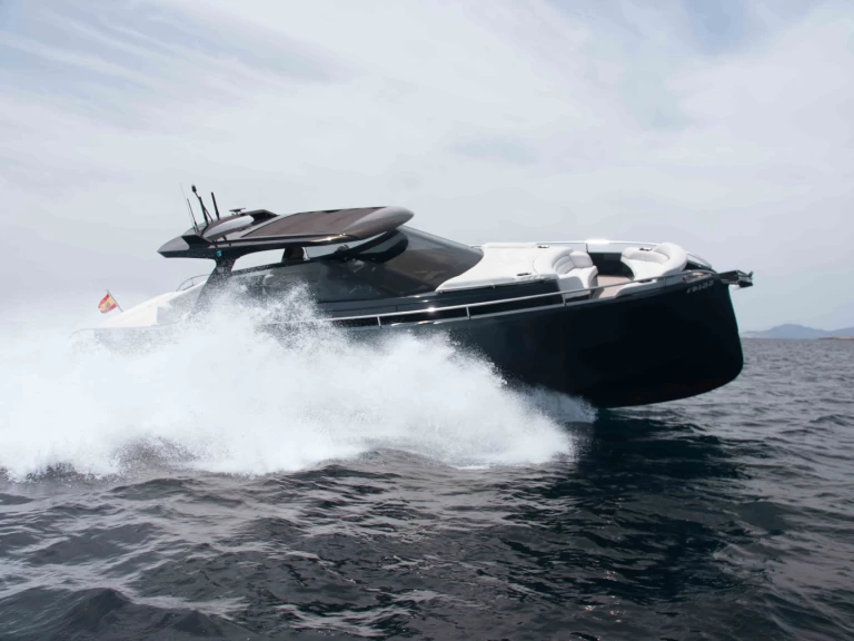 Huur een STEELER BRONSON 50 CELEBRATE LIFE in Ibiza Town