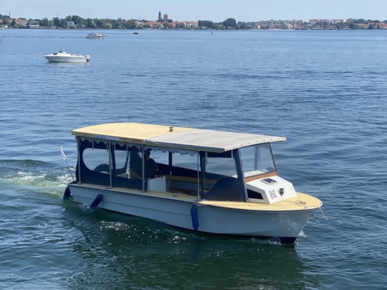 Huur een Tagescharter Barkasse in Waren (Müritz)