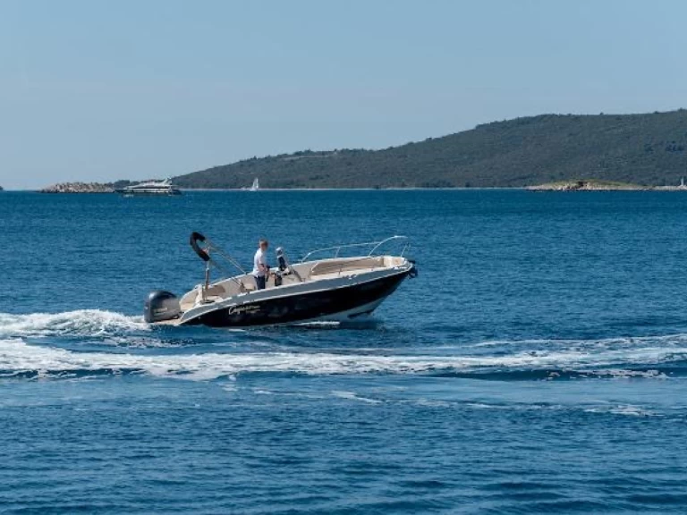 Huur een speedy Cayman 585 Deluxe in Trogir