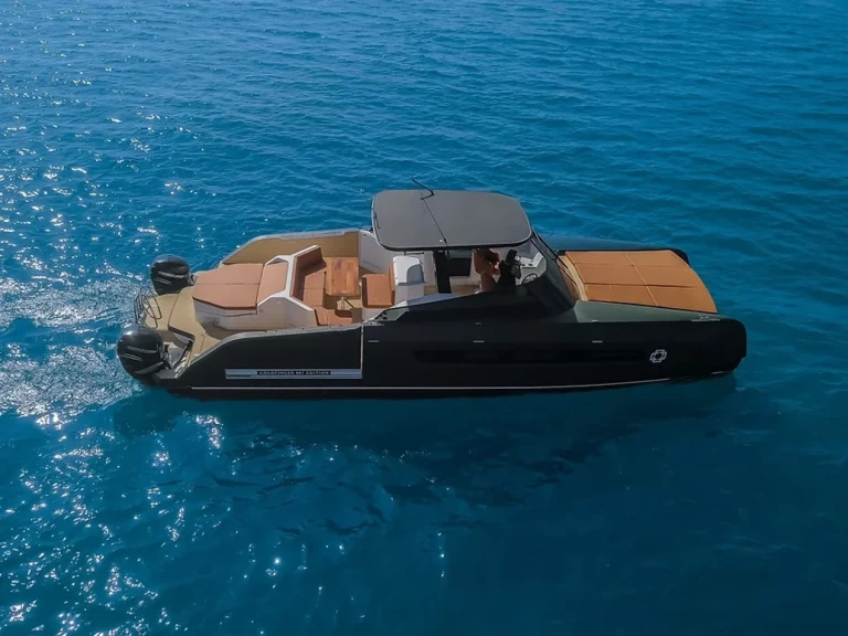 Huur een HOUSE OF HÜTTER DR. NO in Ibiza Town