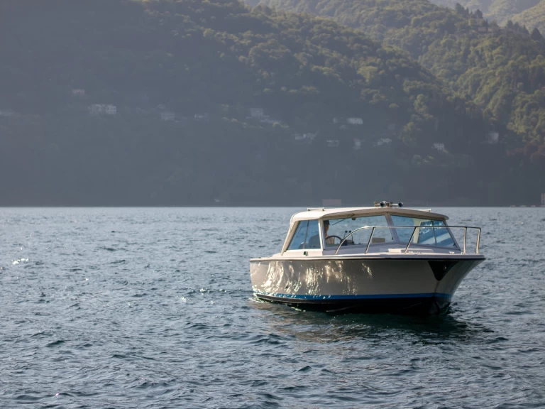 Huur een Bertram Bertram 31 in Como (City)