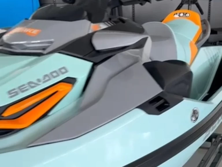 Huur een Sea-Doo Wake  in Santa Eulària des Riu