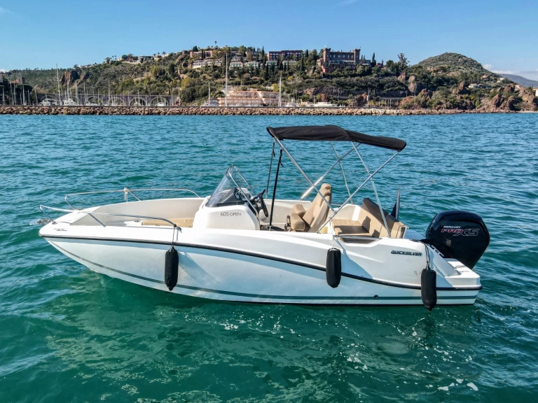 Huur een Quicksilver Activ 605 Open in Mandelieu-la-Napoule