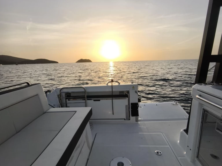 Jachthuur in Les Trois-Îlets - Jeanneau Cap Camarat 9.0 WA via SamBoat