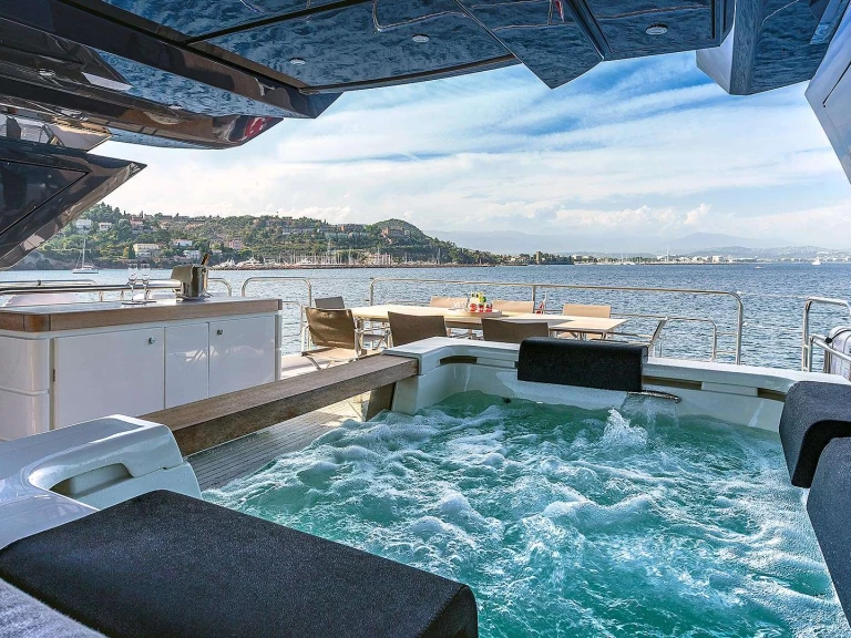 Bootverhuur MonteCarloYachts Esmeralda of the Seas in Saint-Raphaël via SamBoat